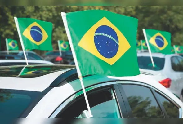Bandeirinhas são permitidas se não reduzirem a visão do motorista