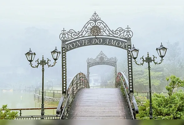Ponte do Amor faz parte do roteiro em Santa Teresa. Os casais marcam a visita com 
um cadeado de coração
