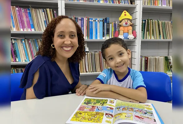 Tatiana Eça com o filho Eduardo na biblioteca do Sesi Espírito Santo; a mãe conta que o receio com a adaptação do filho ao 1º ano passou quando percebeu o acolhimento da escola.