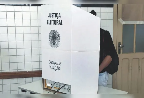 Eleitor em votação: pedida continuidade das políticas de Estado, independentemente do resultado das urnas