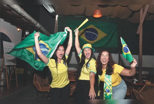 Karolainy, Layza Paz e Nathália Soares escolheram o bar Zé Capixaba para curtir os jogos do Brasil na Copa do Mundo