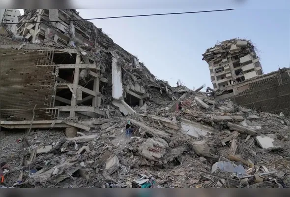 Escombros de prédios que desabaram após um terremoto atingir La Guaira, na Venezuela