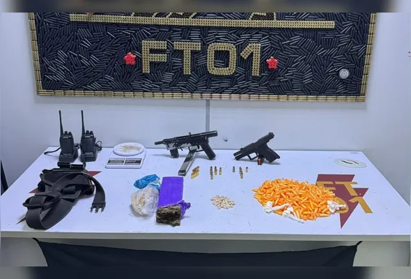 Suspeitos atiraram contra policiais em Caratoíra e fugiram, deixando armas, munições e entorpecentes em imóvel usado pelo tráfico