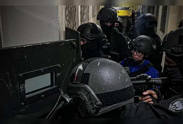 De acordo com a Polícia Militar, equipes especializadas foram acionadas por volta das 22h30