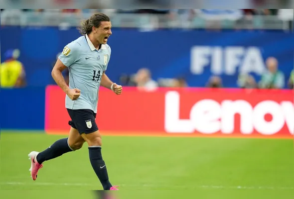 O uruguaio Agustín Canobbio (camisa 14) comemora após marcar o segundo gol de sua equipe na partida contra Cabo Verde, válida pelo Grupo H da Copa do Mundo, em Miami Gardens, na Flórida, neste domingo (21)