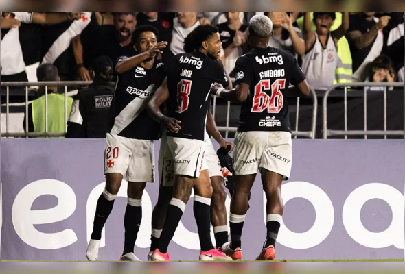 Jogadores do Vasco comemoram o gol de Thiago Mendes que garantiu a classificação do cruzmaltino as oitavas de final da Copa Sul-Americana