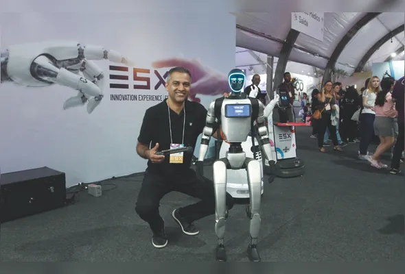 Emerson Garcino com um dos robôs presentes no evento, que é programado para interagir com as pessoas