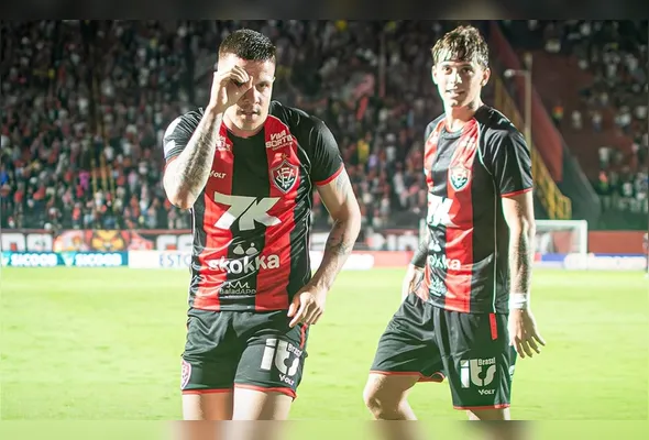 Gol de Renato Kayzer decide; estreia de Pedro Emanuel no Vasco. Vitória vai a 25 pontos e é 10º; cariocas seguem no Z4 com 20