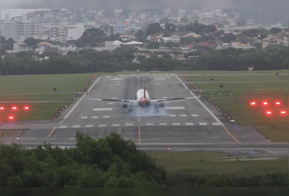 Avião em pouso na pista do aeroporto de Vitória: 1º voo direto para Buenos Aires deve ser anunciado este ano