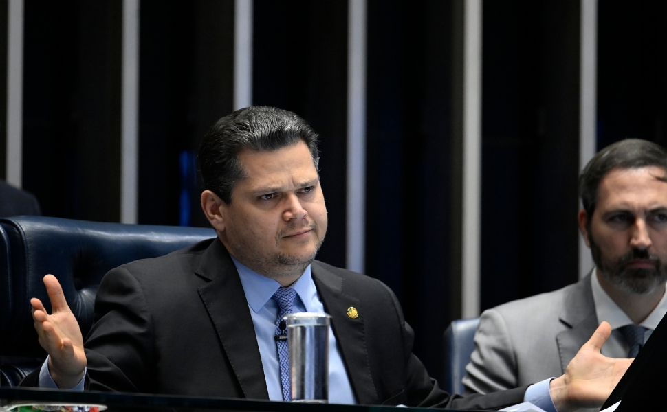 Alcolumbre se reúne com governo, mas adia definição sobre PEC do fim da escala 6x1