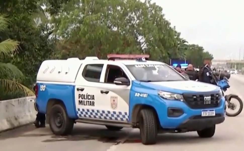 PMs que mataram pedreiros no RJ dizem que confundiram tripé com fuzil