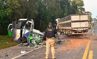Imagem ilustrativa da imagem Acidente entre micro-ônibus e carreta deixa 22 mortos no Paraná