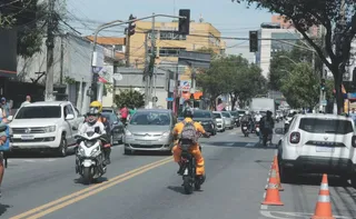 Imagem ilustrativa da imagem Bikes elétricas dividem espaço com carros e exigem mais atenção no trânsito