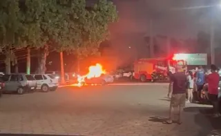 Imagem ilustrativa da imagem Carro pega fogo em estacionamento de clube e assusta moradores