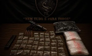 Imagem ilustrativa da imagem Casal de moto é abordado e polícia descobre drogas e arma em Vitória