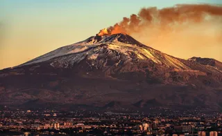 Imagem ilustrativa da imagem Erupção do vulcão Etna provoca suspensão de voos em aeroporto da Sicília, na Itália