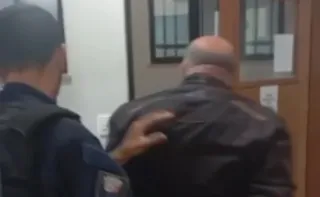 Imagem ilustrativa da imagem Homem é preso em Vitória após fingir ser policial e ameaçar ex