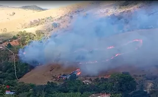 Imagem ilustrativa da imagem Incêndio atinge região de mata em Cariacica