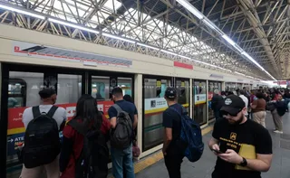 Imagem ilustrativa da imagem Passageiros enfrentam lotação e trânsito trava vias durante greve de trens em SP