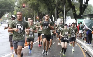 Imagem ilustrativa da imagem Sob chuva, Corrida do Soldado reúne 3 mil pessoas em Vitória