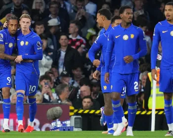 Imagem ilustrativa da imagem Chelsea vence Fulham em jogo eletrizante com gol relâmpago de João Pedro