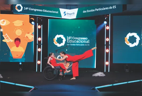 Luísa Pitanga com sua mãe, Mônica, durante performance no congresso