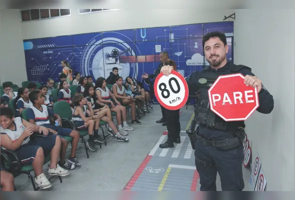 Josemar Guilherme, inspetor escolar da Guarda de Vila Velha, durante aula que abordou segurança no trânsito com os alunos da escola Desembargador Ferreira Coelho, localizada no bairro Glória