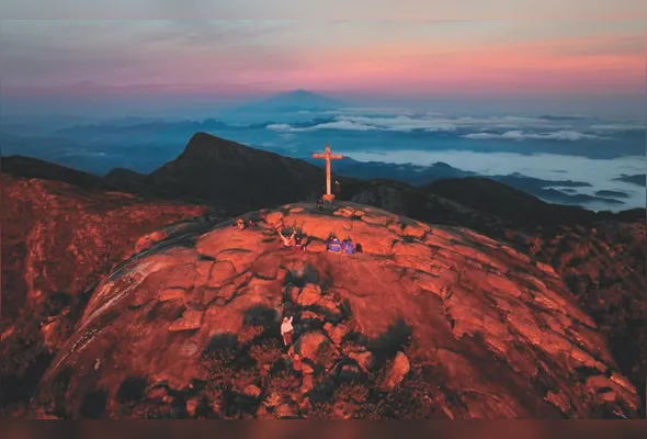 Cruz de concreto no cume do Pico da Bandeira: terceira montanha mais alta do Brasil tem  diferentes caminhos que levam até o topo