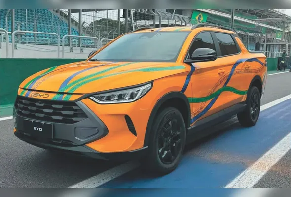 A BYD Mako surgiu nesta terça-feira (25) no Autódromo José Carlos Pace, envelopada de amarelo, às vésperas do Festival Interlagos