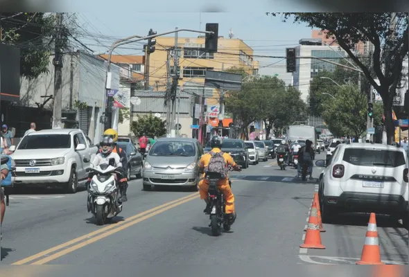 Avenida Marechal Campos, em Vitória: carros, motos, ônibus e bicicletas trafegam 
na mesma pista