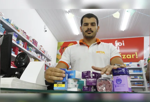 O farmacêutico Antuany Reis afirma que os remédios para ajudar a dormir estão na lista dos mais vendidos