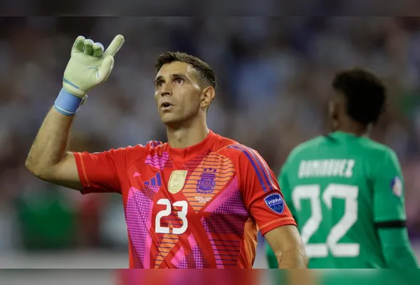 Emiliano Martínez durante partida com a seleção da Argentina