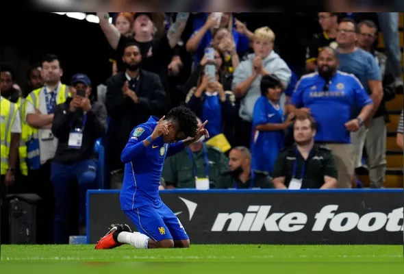 O brasileiro Estêvão, do Chelsea, comemora após participar do segundo gol da equipe durante a partida entre Chelsea e Luton Town pela 2ª rodada da Copa da Liga Inglesa 2026/2027, no Estádio Stamford Bridge, em Londres, nesta quinta-feira, 27