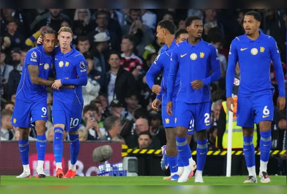 O brasileiro João Pedro (E), do Chelsea, comemora com Cole Palmer após marcar gol na partida contra o Fulham válida pelo Campeonato Inglês, realizada no Estádio Craven Cottage, em Londres, nesta segunda-feira, 24