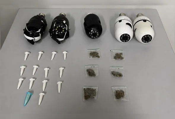 Cinco câmeras de videomonitoramento além de 14 pinos de cocaína e seis papelotes de maconha foram apreendidos durante ação da Polícia Militar