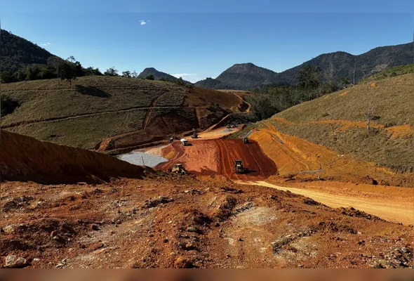 Desmonte de rochas ocorre na área onde está sendo construído o Contorno de Ibiraçu