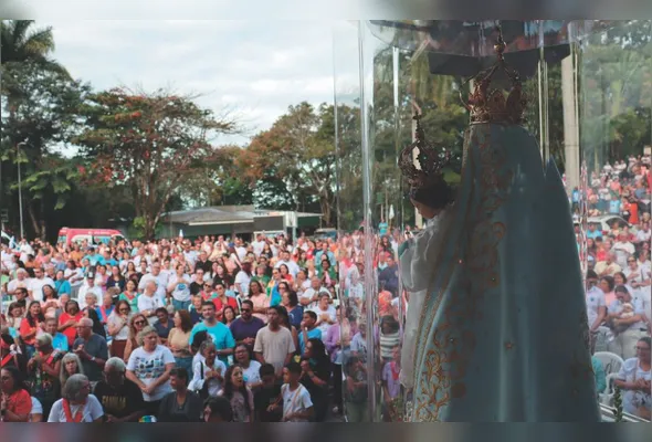 Fiéis participam da Romaria das Famílias em caminhada até o Convento da Penha, em Vila Velha, em celebração à padroeira do Espírito Santo