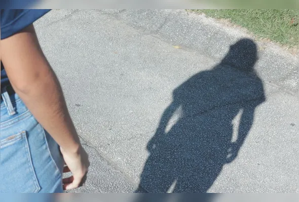 Jovem de 22 anos, que pediu para não ser identificada, tenta na Justiça retirar o nome do pai da certidão
