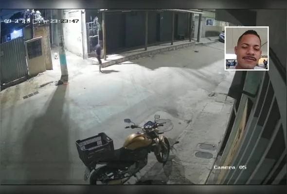 A vítima Diego Araujo de Oliveira, de 35 anos, no momento em que corre do beco após ser esfaqueada