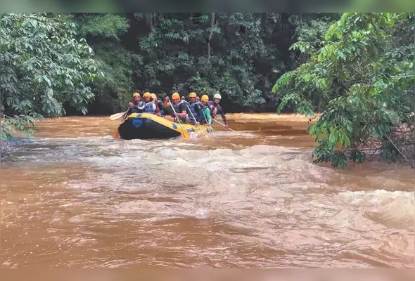 Descida pelo Rio Jucu é realizada em botes infláveis