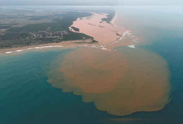 Lama de Mariana vinda  pelo Rio Doce no mar de Regência, em Linhares: falsificação de contas de consumo