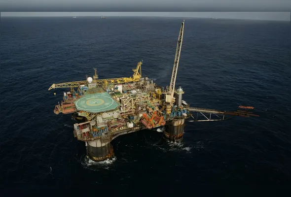 Plataforma semi-submersível P-20