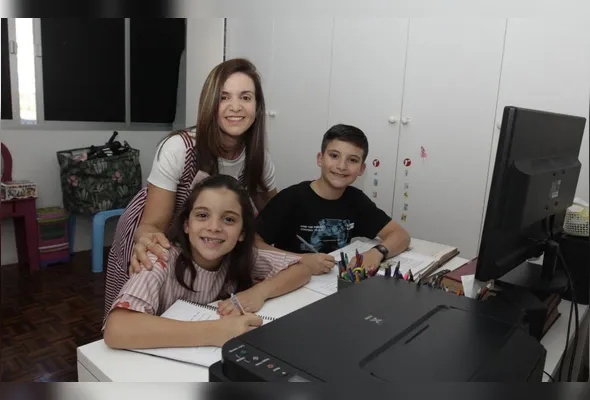 A dona de casa Bruna Dutra, 43 anos, incentiva os seus filhos Beatriz, 8, e Heitor, 11, a realizarem as tarefas de casa sem Inteligência Artificial.