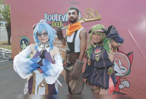 Cosplayers Gisele, Henrique e Kályta, prontos para aproveitar o evento
