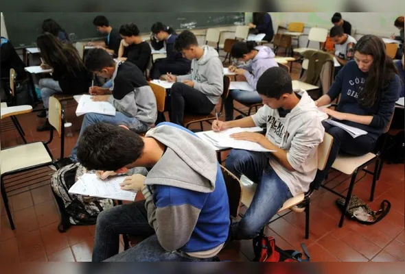 Estudantes realizando simulados durante a preparação para a prova do Enem. Exame terá mudanças no futuro
