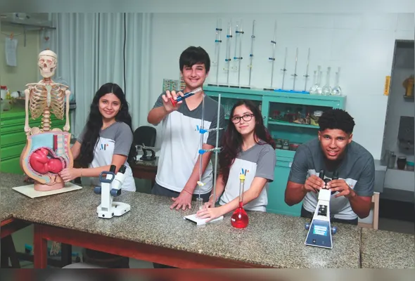 Luiza Carvalho, Gabriel Fonseca, Inês Costa e Luiz Eduardo são exemplos de estudantes que desenvolvem habilidades para além do conteúdo no ensino médio da Escola Monteiro