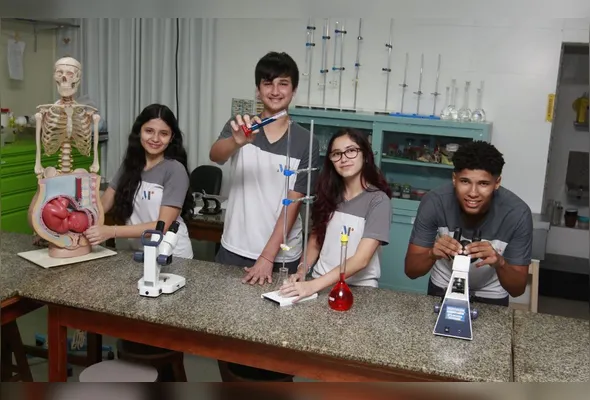 Luiza Carvalho, Gabriel Fonseca, Inês Costa e Luiz Eduardo são exemplos de estudantes que desenvolvem habilidades para além do conteúdo no ensino médio da Escola Monteiro