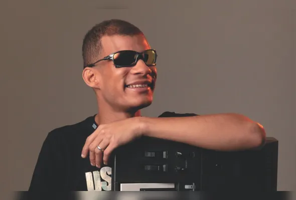 Eduardinho dos Teclados, que vem ganhando força nas redes sociais com hits como “Baile do VJ”, promete não deixar ninguém parado