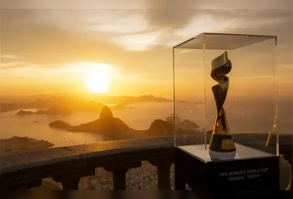 Troféu original da Copa do Mundo Feminina da FIFA em exibição no Rio de Janeiro