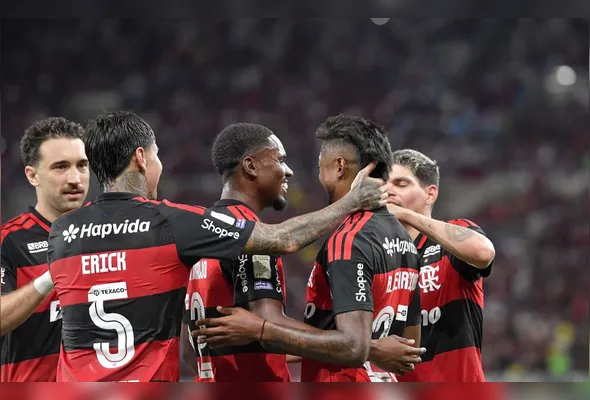 Bruno Henrique, do Flamengo, comemora seu gol com jogadores do seu time durante partida contra o Vitoria no Maracanã